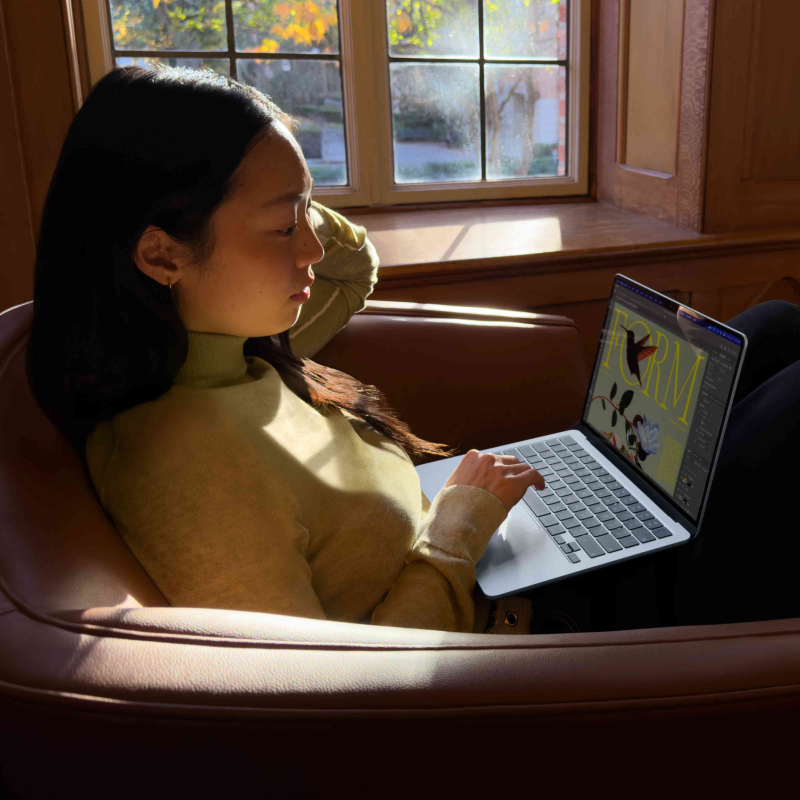 На фото изображено Apple MacBook Air 15" (M5, 10C / 10C, 2026) 16 ГБ, 1 ТБ SSD, Серебристый