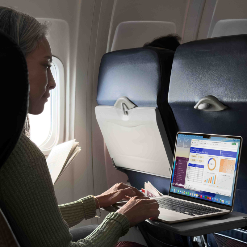 На фото изображено Apple MacBook Air 13" (M5, 10C / 10C, 2026) 16 ГБ, 512 ГБ SSD, Небесно-голубой