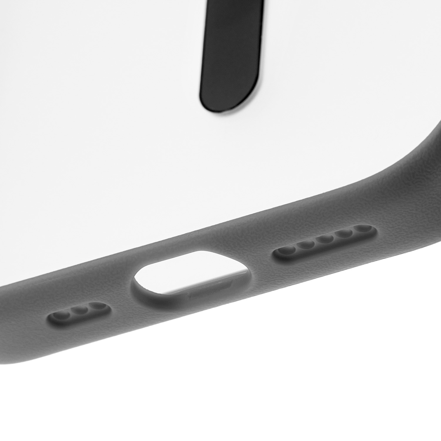 На фото изображено Чехол защитный uBear Cloud Mag Case для iPhone 17, MagSafe, серый