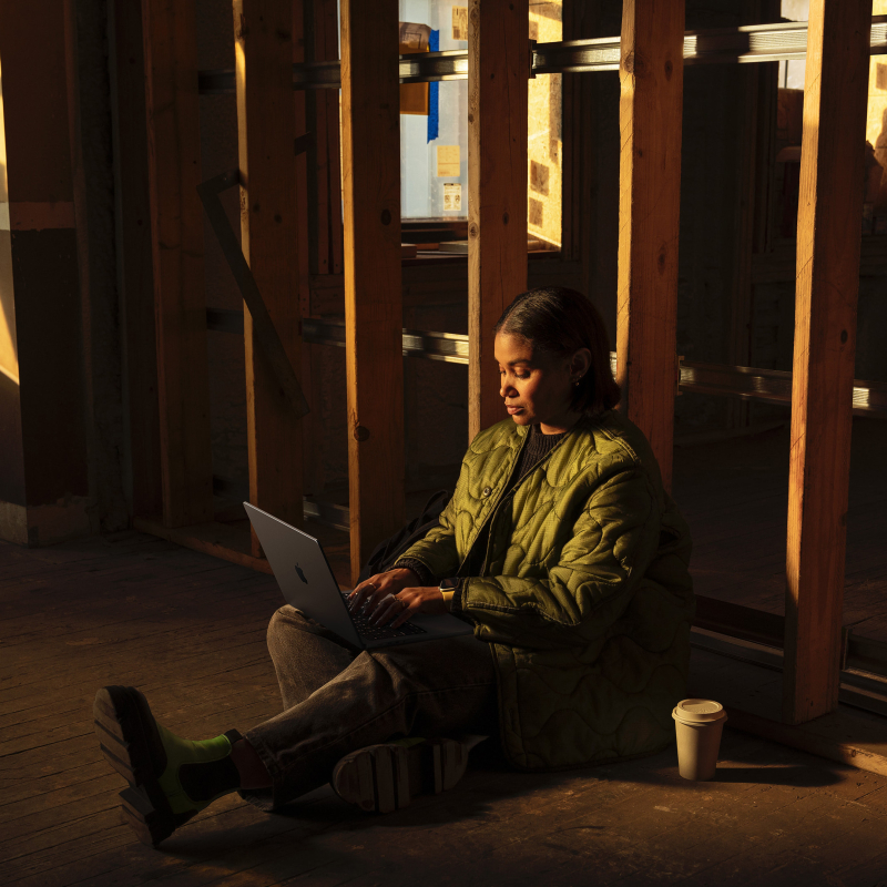 На фото изображено Apple MacBook Pro 14" (M5 Pro, 15C / 16C, 2026) 24 ГБ, 1 ТБ SSD, серебристый