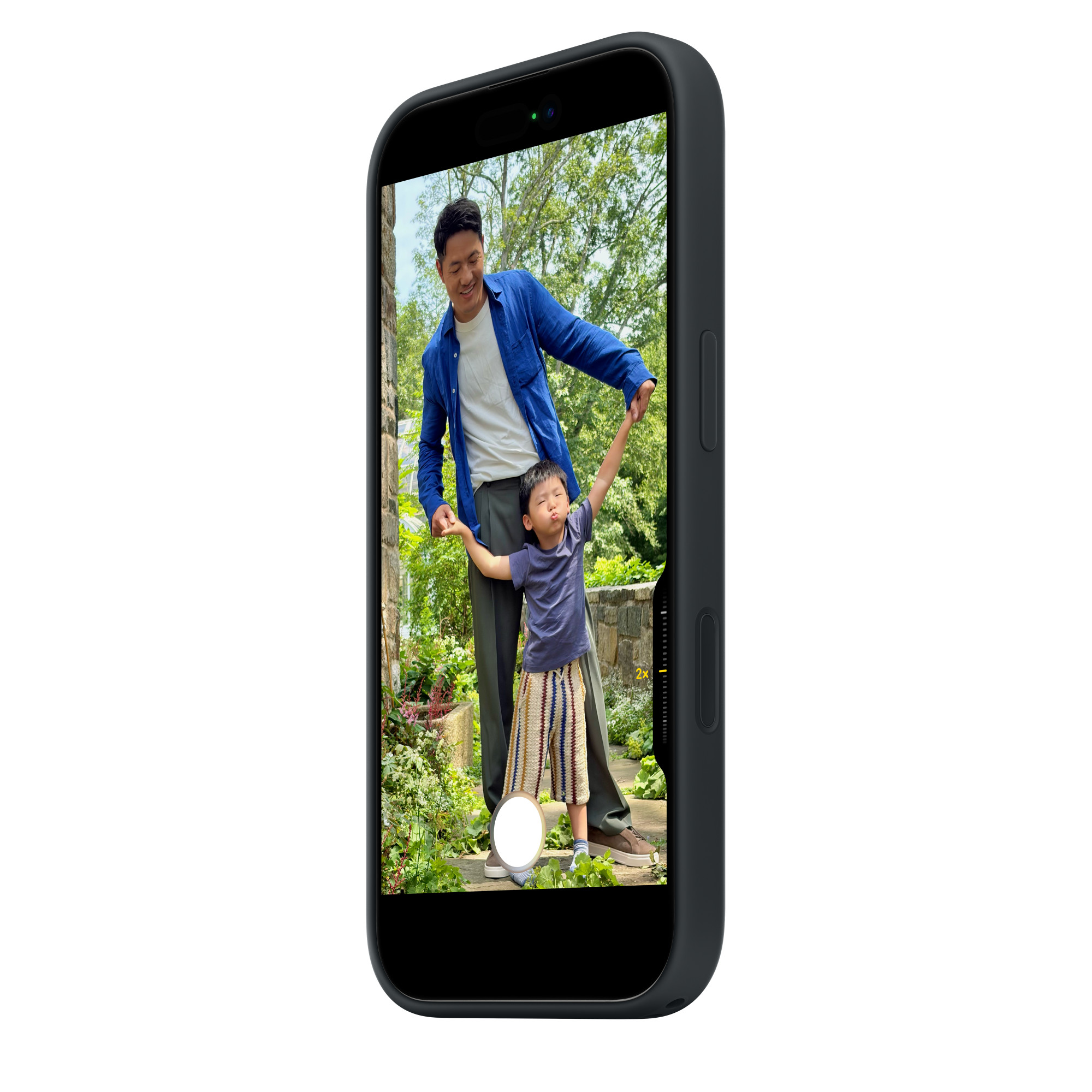 На фото изображено Чехол защитный Apple Silicone Case with MagSafe для iPhone 17, чёрный