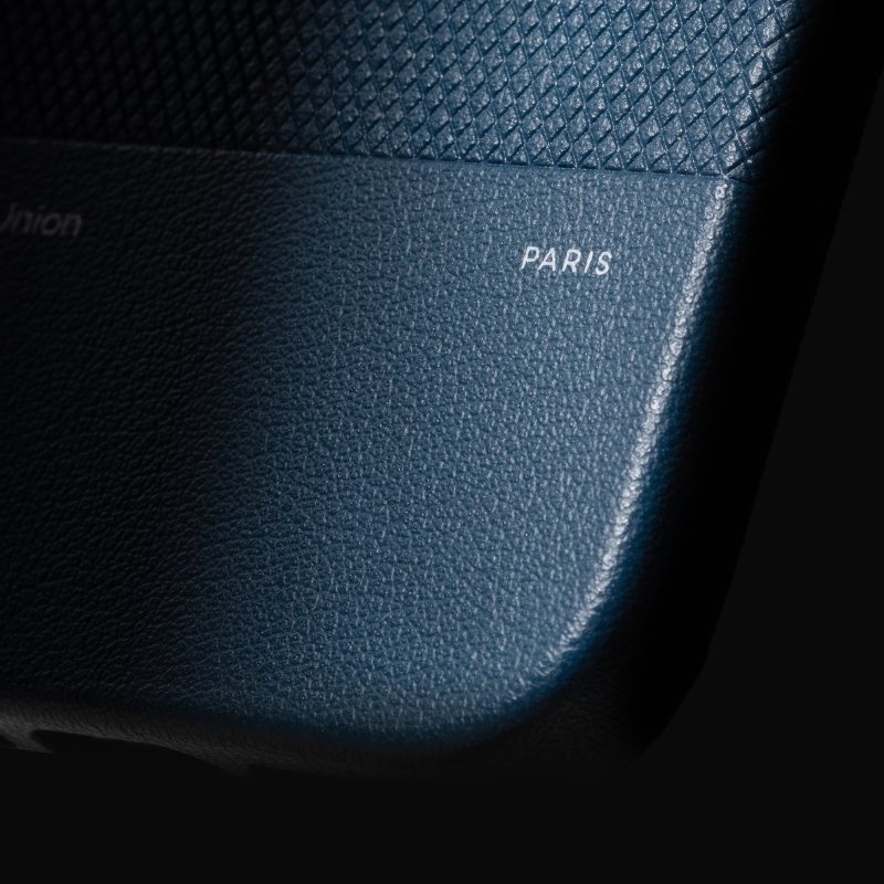 На фото изображено Чехол Native Union Paris (Re)Classic Case для iPhone 17 Pro Синий