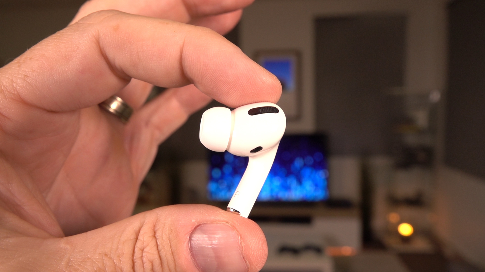 Почему наушник Apple AirPods не работает: узнайте основные причины и пути решения проблемы Почему наушник Apple AirPods не работает: узнайте основные причины и пути решения проблемы
